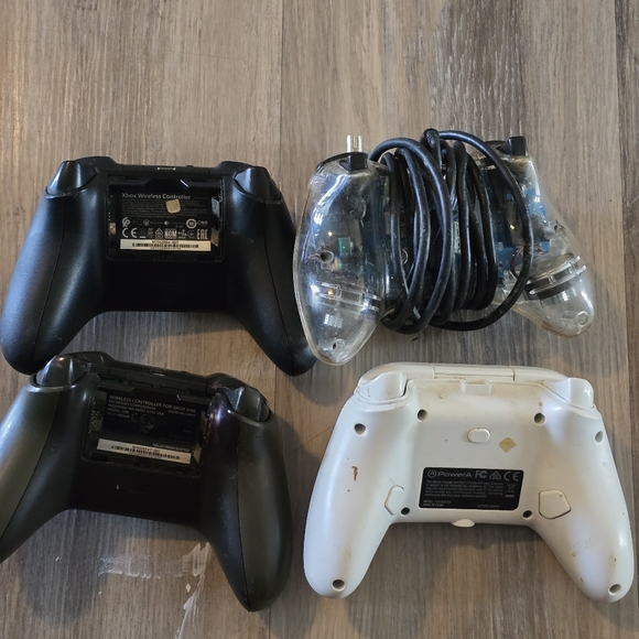 Xbox One Remote Control Bundle - Picture 2 of 2